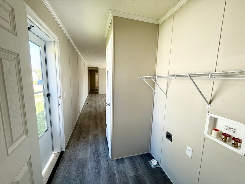 Building Photo - 9356 River Dr