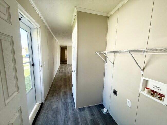 Building Photo - 9356 River Dr