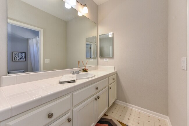 Building Photo - Great Location! Clean, Renovated, Beautifu...