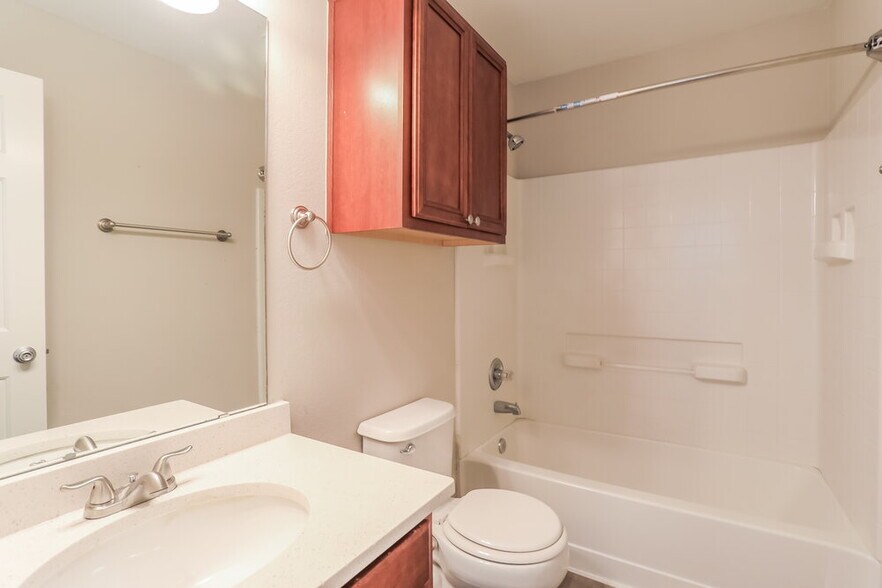 Building Photo - 628 Rockbrook Dr