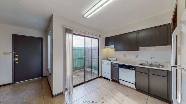 Building Photo - 725 Peppertree Dr