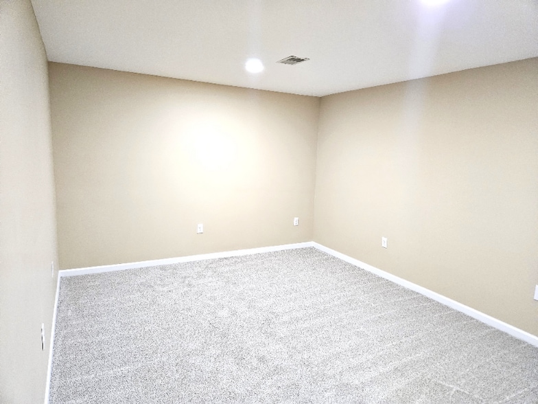 Building Photo - 10279 Rosewood Ct