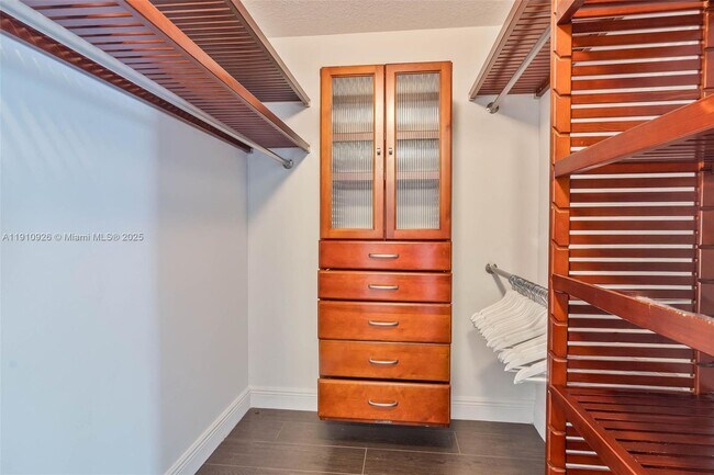 Building Photo - 1222 Manor Ct