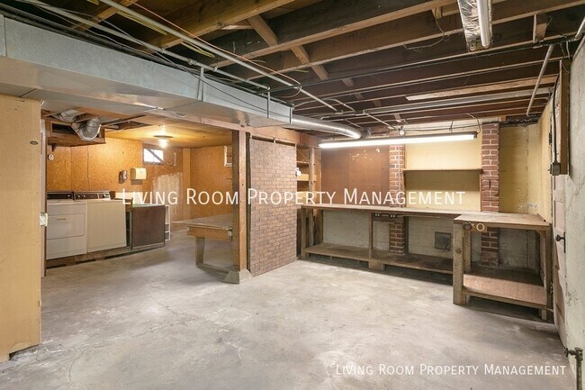 Building Photo - 5905 NE 33rd Ave