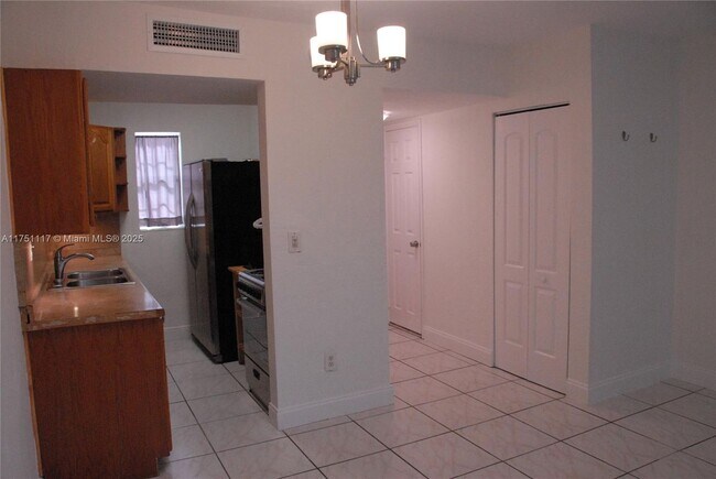 Building Photo - 10907 N Kendall Dr