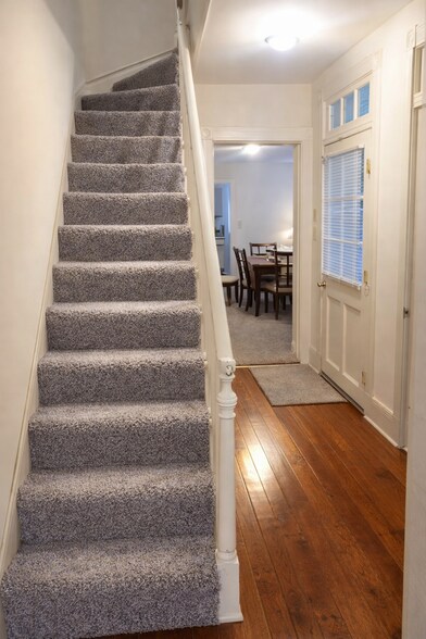 Stairs / Hallway - 816 W Lombard St