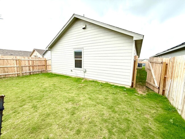 Building Photo - AVAILABLE NOW! 4 Bedroom / 2 Bath Home In ...