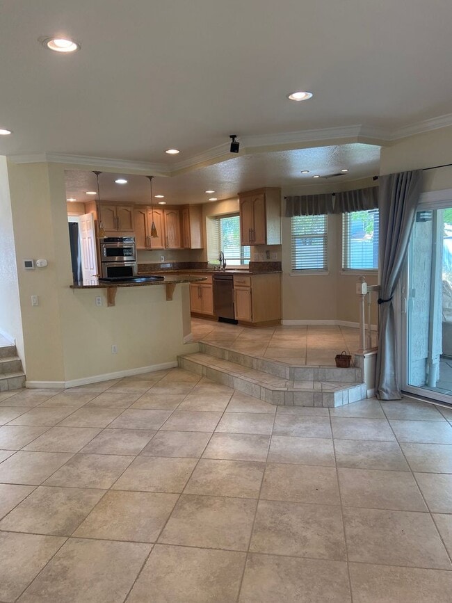 Building Photo - Pristine 4 Bedroom, 3 Bath in South Lexington
