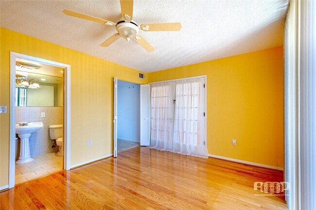 Building Photo - 3100 NE 48th St