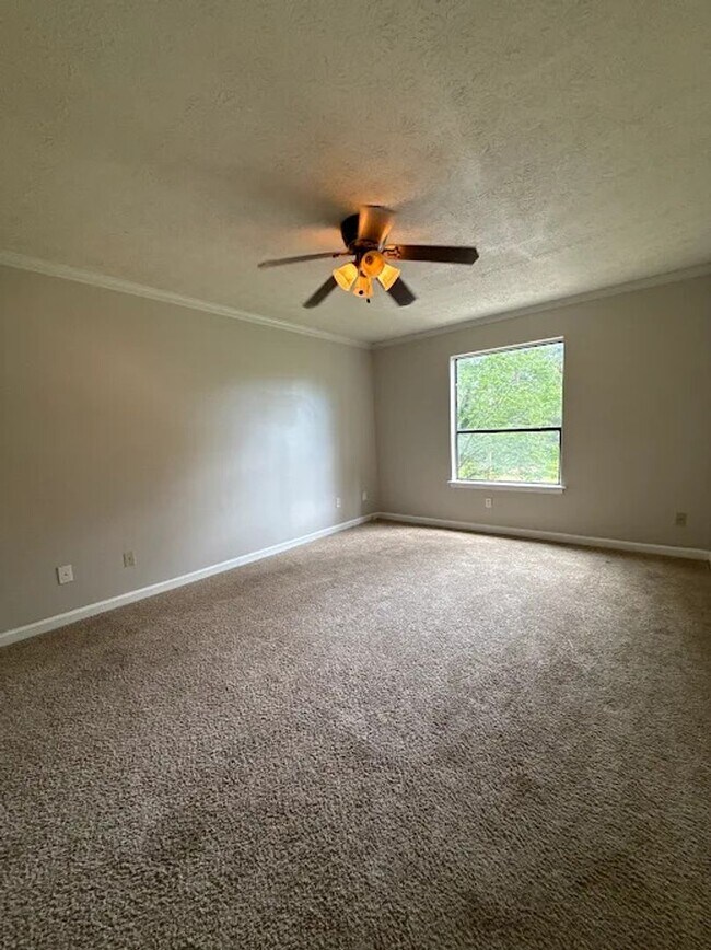 Building Photo - 3 Bed  2.5 bath in Stone Mountain!