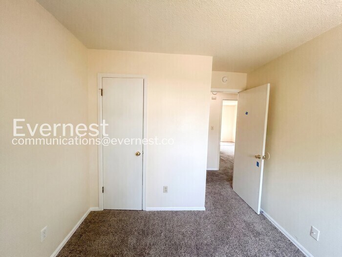Building Photo - 2702 Dickens Dr