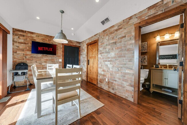 Building Photo - 201 Shady Ozark Ln