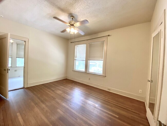 Building Photo - Vintage 1 Bedroom + Study Walking Distant to UT