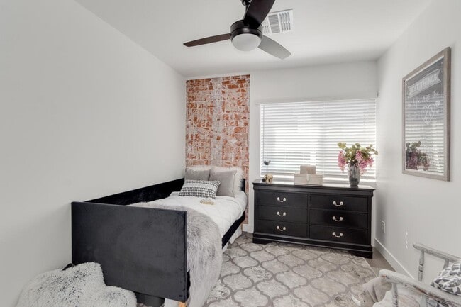 Building Photo - 2512 E Thomas Rd