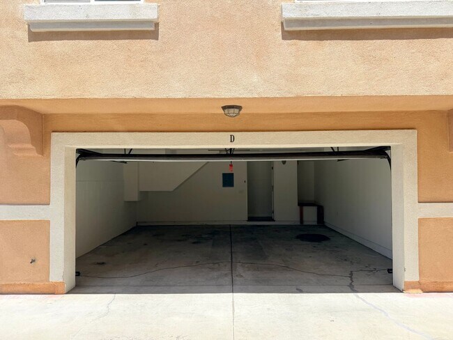 Building Photo - 2054