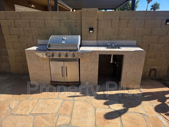 Building Photo - 3009 E Utopia Rd