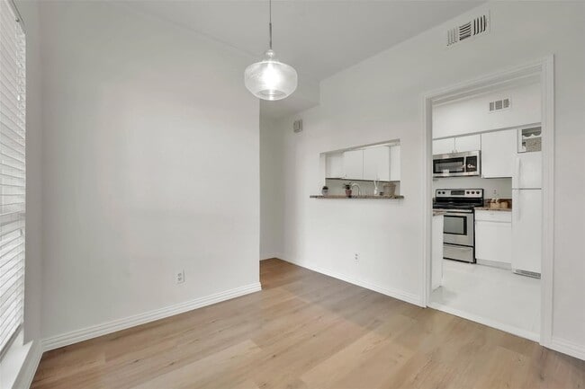 Building Photo - 1700 Amelia Ct