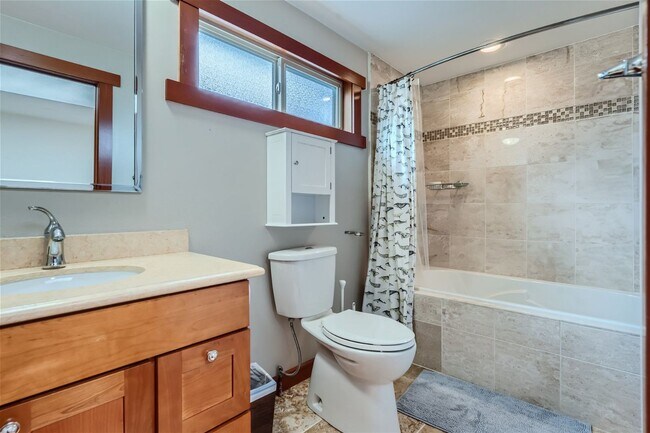 Building Photo - Queen Anne Home