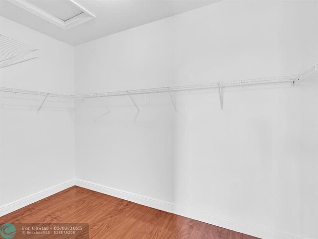 Building Photo - 563 NW 35th Pl