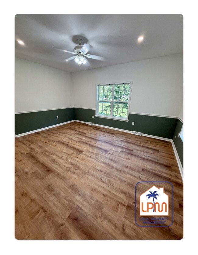 Building Photo - Spacious 3-Bed Retreat with Granite Kitchen & Cozy Fireplace