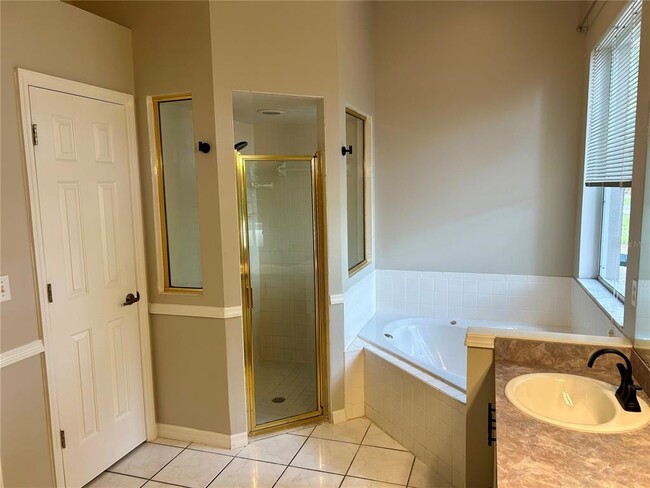 Building Photo - 10433 Lake Hill Dr