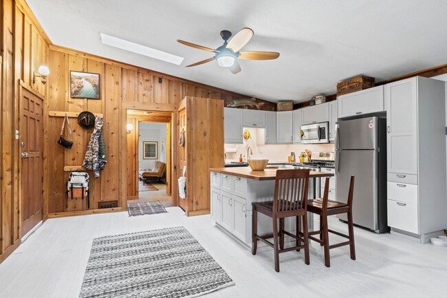 Building Photo - 2 Bedroom 1 Bath Home Next To Boulder Creek!