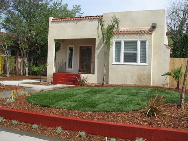 Building Photo - This Charming Spanish style home is located in the Tower District just across the street from Fre...