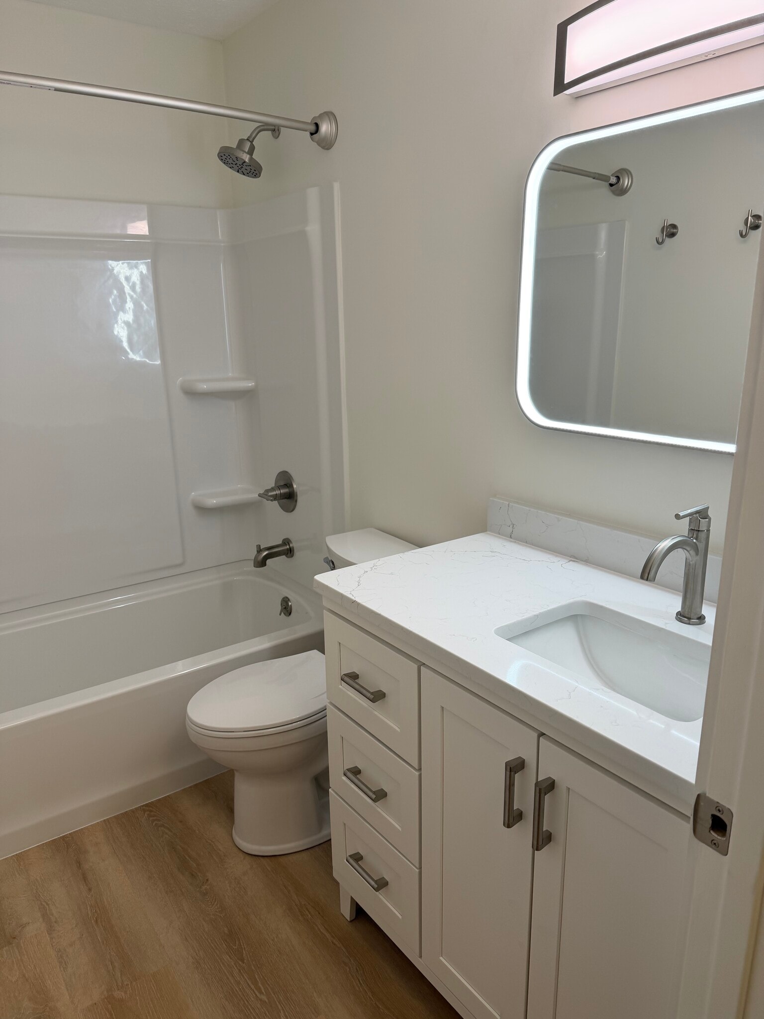 Guest Full Bath - 120 Creekwood Dr