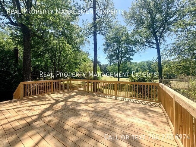 Building Photo - 8509 Golf Ridge Dr