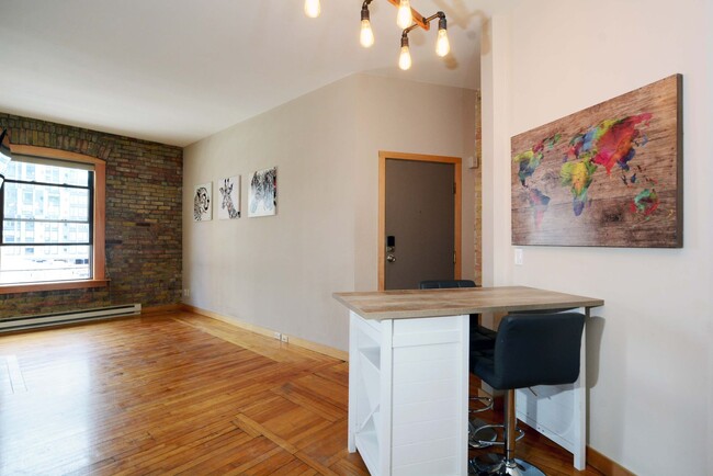 Building Photo - Beautiful Condo in Prime Minneapolis Locat...