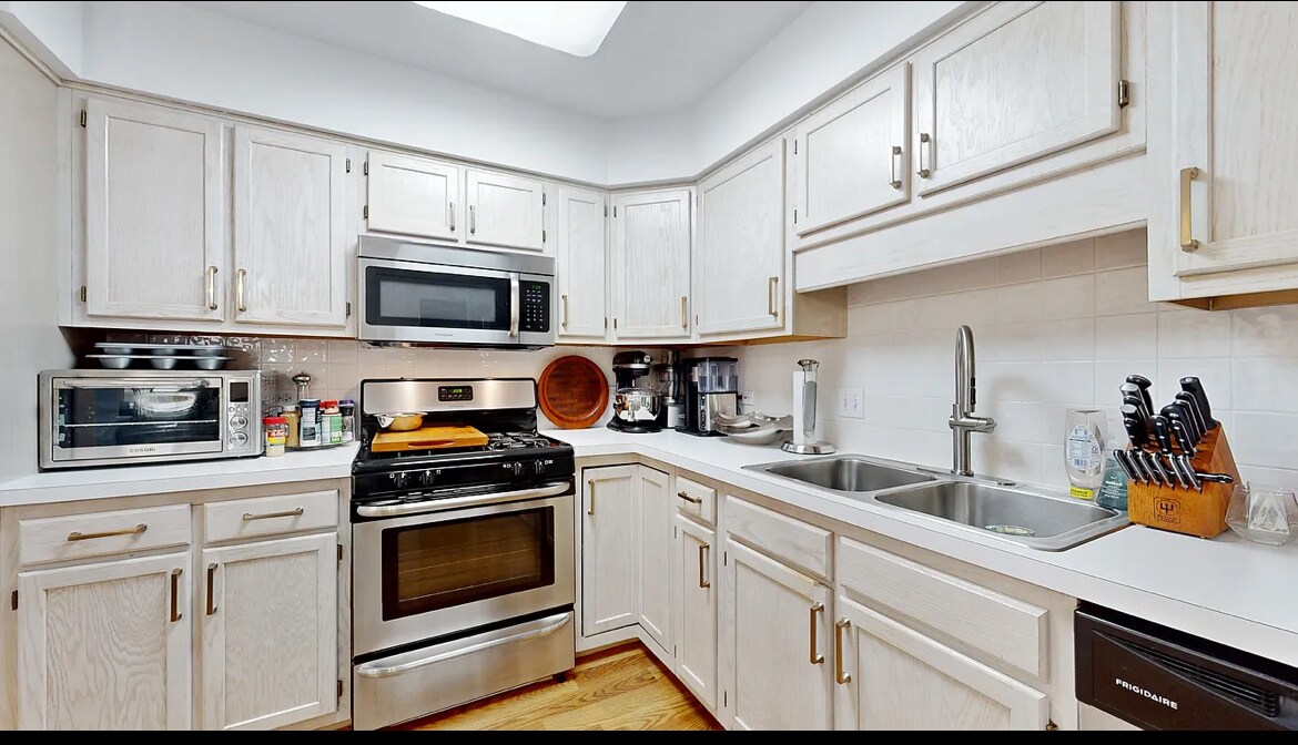 Building Photo - 5000 Oakton St