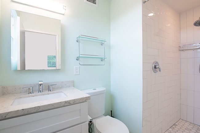 Building Photo - Charming Three Bedroom 2 Bath Home with Spacious Backyard for Entertaining!