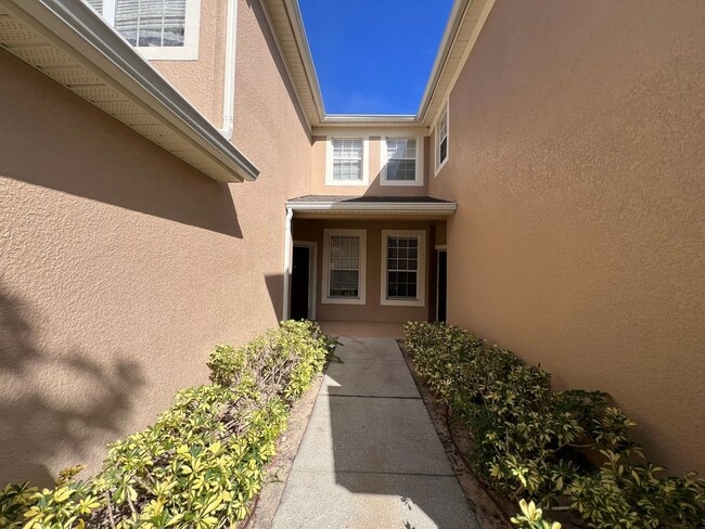 Building Photo - Great townhouse -  available now!