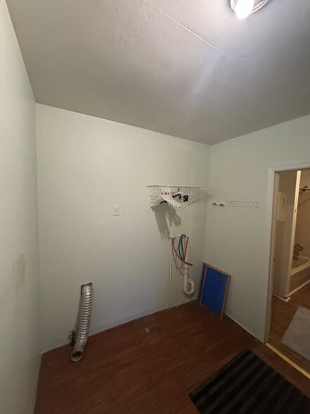 Building Photo - 2165 Oakdale Ave