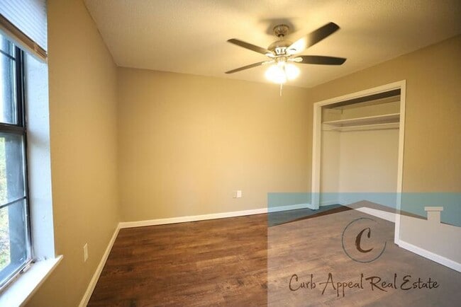 Building Photo - Recently renovated 1 bed, 1 bath apt - washer, dryer and utilities included!!