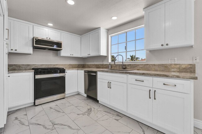 Building Photo - Stunning Remodeled Townhome in Prime Locat...