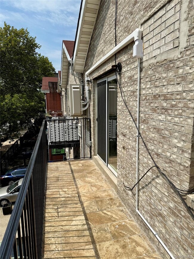 Building Photo - 175 Monroe St