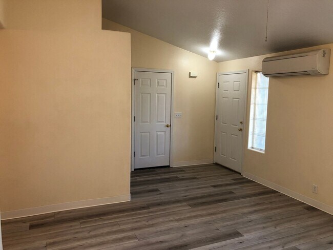 Building Photo - Beautiful 3 bedroom 2 bathroom house in a ...