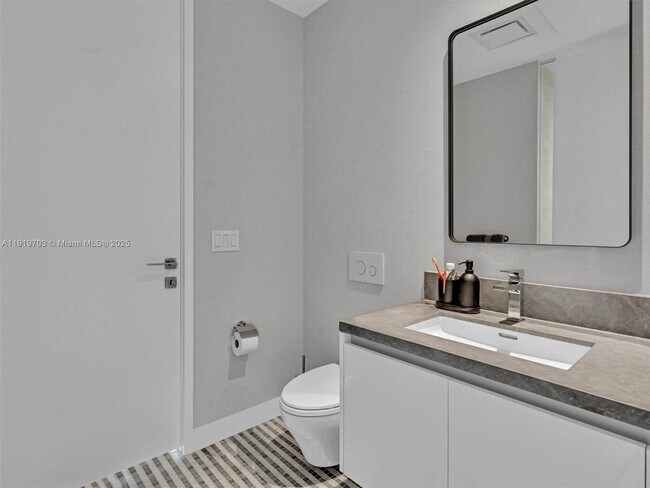 Building Photo - 700 NE 26th Terrace