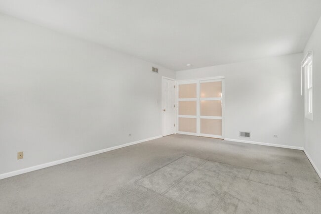 Building Photo - 1000 Cumberland Ln