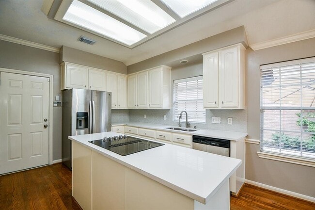 Building Photo - 13702 Senca Park Dr