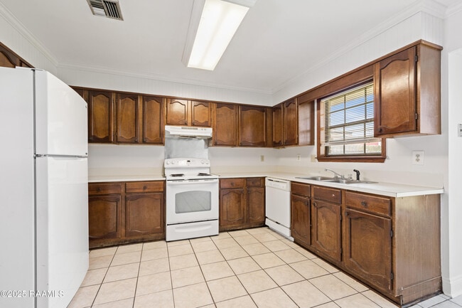 Building Photo - 116 Longfellow Dr