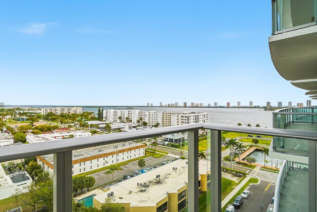 Building Photo - 220 Lake Shore Dr