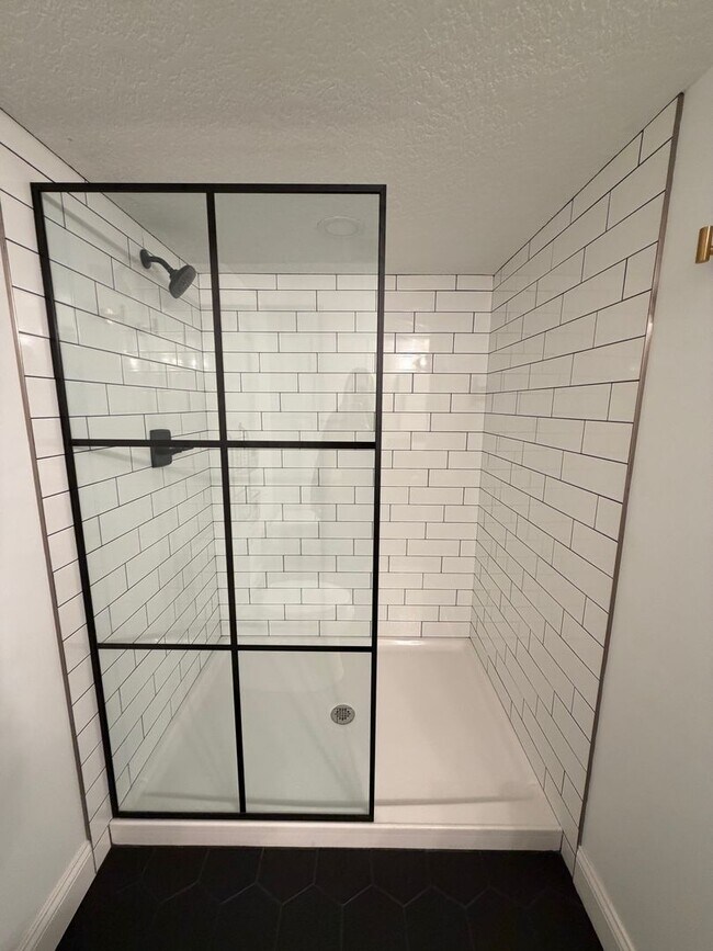 Building Photo - COMMINNG SOON - 4 BED 3 1/2 BATH HOUSE