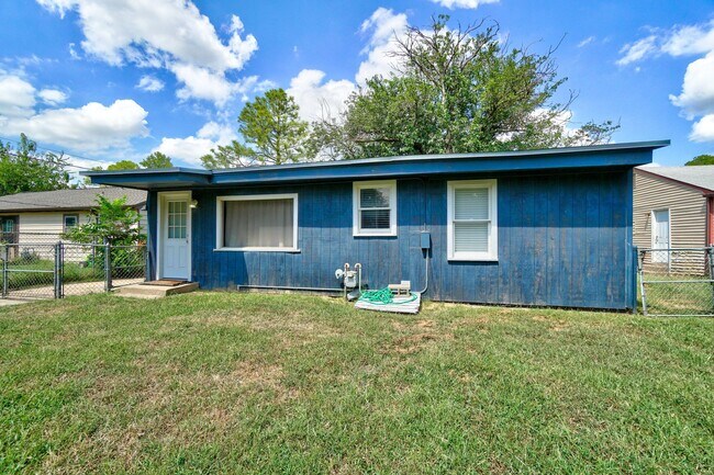 Building Photo - 712 Dakota St