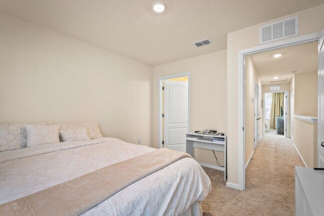 Building Photo - 2-Bedroom Townhome for Rent with Private En-Suite Baths & Screened Porch