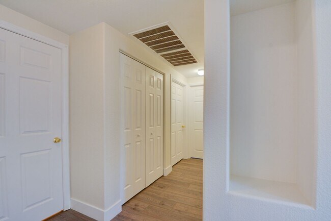 Building Photo - Beautiful 2BR / 2BA Renovated / Modern Condo In A Gated Complex.