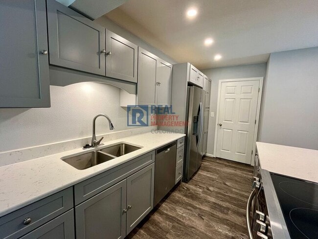 Building Photo - 715 Crown Point Dr