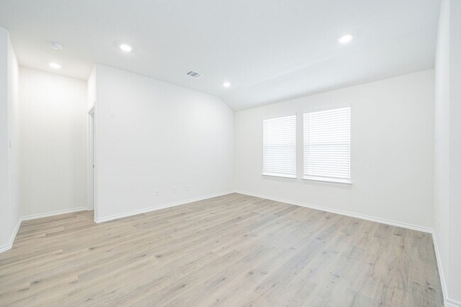 Building Photo - 2139 Thornton Dr