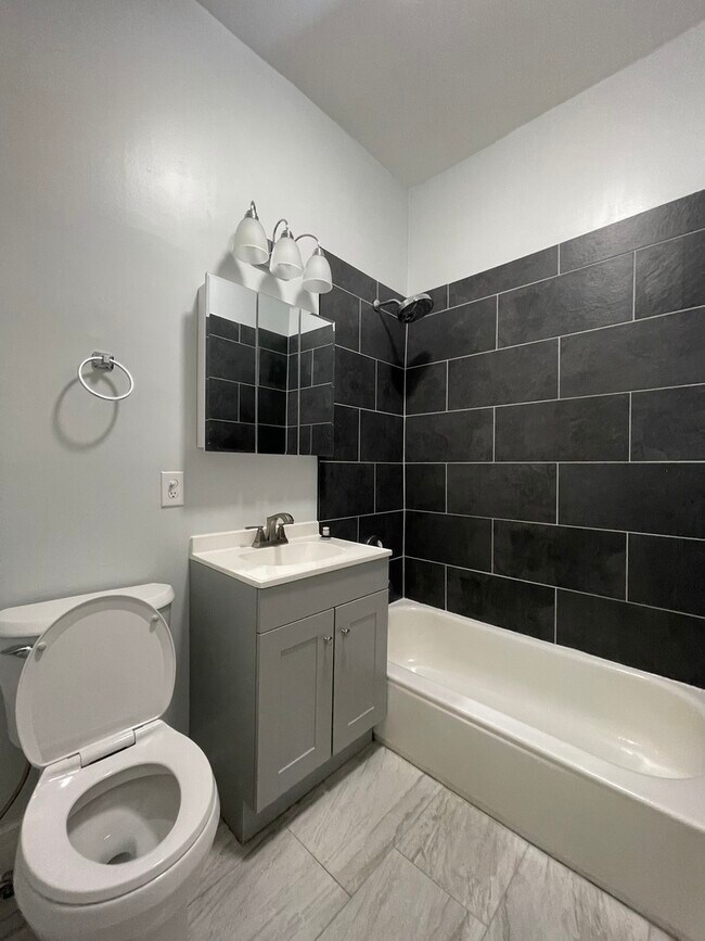 Building Photo - 916 W 68th St